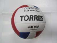 Мяч вол. трен. "TORRES BM800" , р.5, мягкая синт.кожа (полиуретан), армирование камеры синт.тканью, рекоменд. для игры в зале и на улице, клееный (технология TSBE), 18 панелей, бут.камера с бут.ниппелем, бело-сине-красный